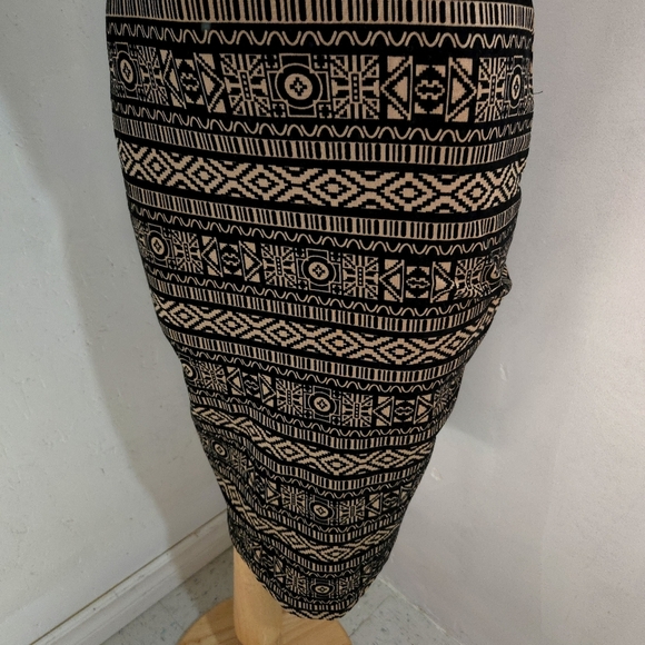 Lovley Day | Elegant Black and Brown Patterned Dress With Sheer Cut Out - Picture 6 of 13